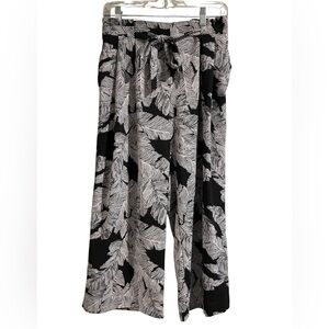 Black and White Flowy Capri Leaf Print Pants Size Small